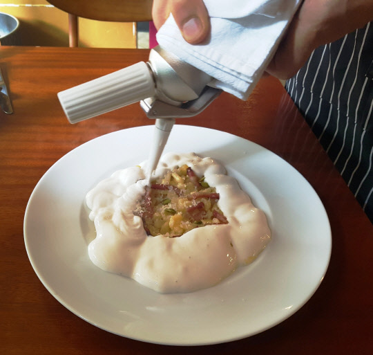 모던 까르보나라는 직접 손으로 만든 짧은 파스타인 뇨께띠와 판체타, 빼꼬리노에스푸마 등으로 조리돼 기존의 생크림과 베이컨으로 요리한 까르보나라를 보다 더 전통적인 방법으로 재해석한 요리다. 키친 485 제공